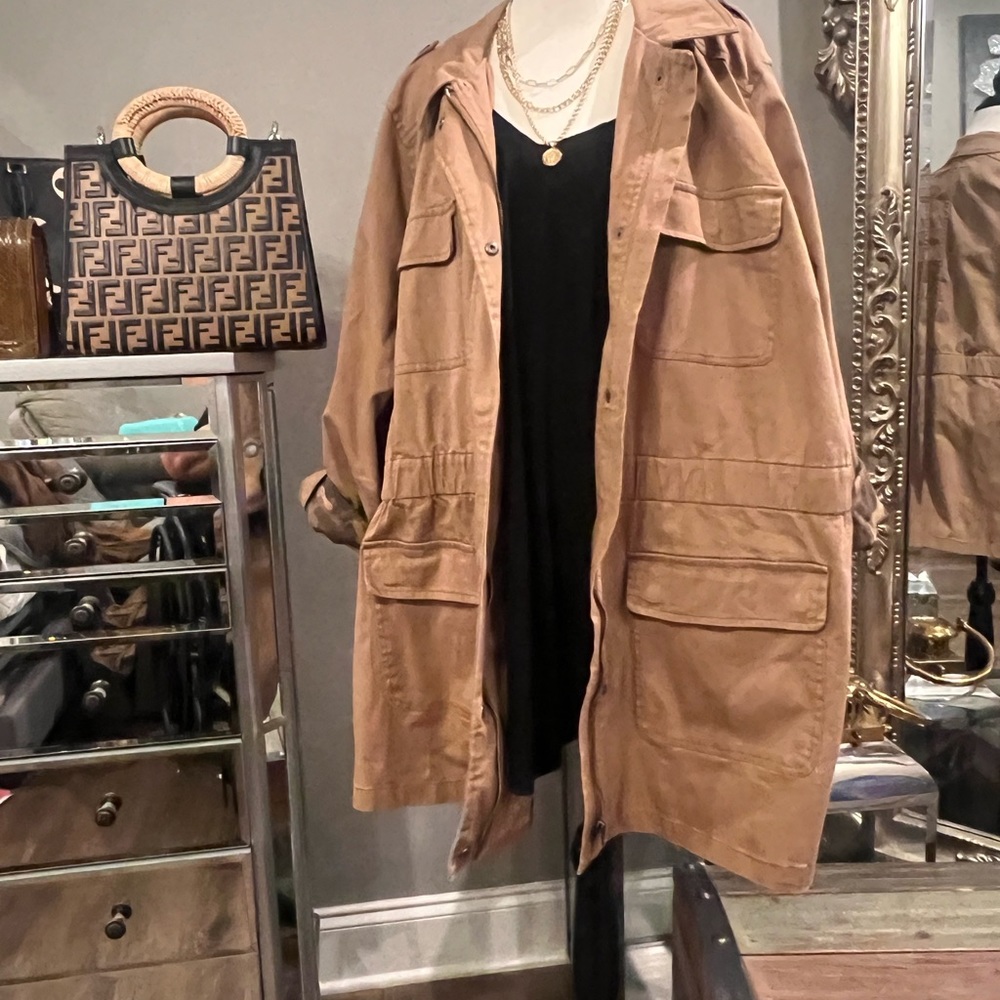 This jacket is made like a shacket the inside has camouflage design sleeves roll - Picture 13 of 16